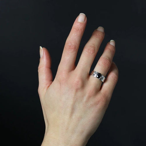 Bague 54 Bague saphir et diamants taille trapèze en or blanc 18 carats 58 Facettes 24-298
