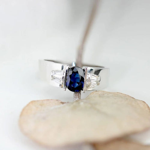 Bague 54 Bague saphir et diamants taille trapèze en or blanc 18 carats 58 Facettes 24-298
