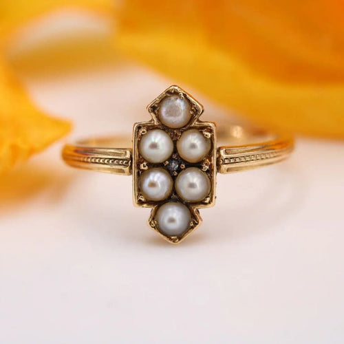 Bague 56 Bague ancienne écusson en or jaune 18 carats, perles fines et diamant 58 Facettes 24-016