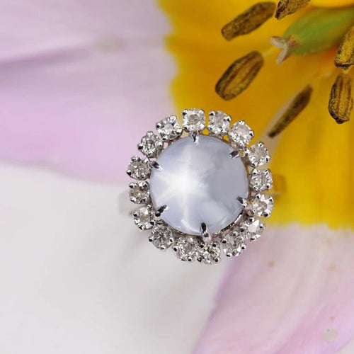 Bague 52 Bague marguerite en or blanc et platine, saphir étoilé et diamants 58 Facettes 24-150