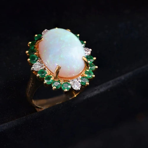 Bague 54 Bague en or jaune 18 carats à opale, émeraudes et diamants 58 Facettes 22-557