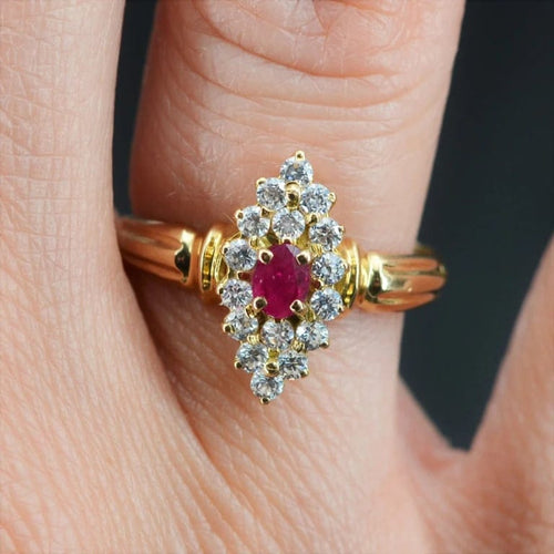 Bague 54 Bague marquise en or jaune 18 carats, rubis et diamants 58 Facettes 22-207