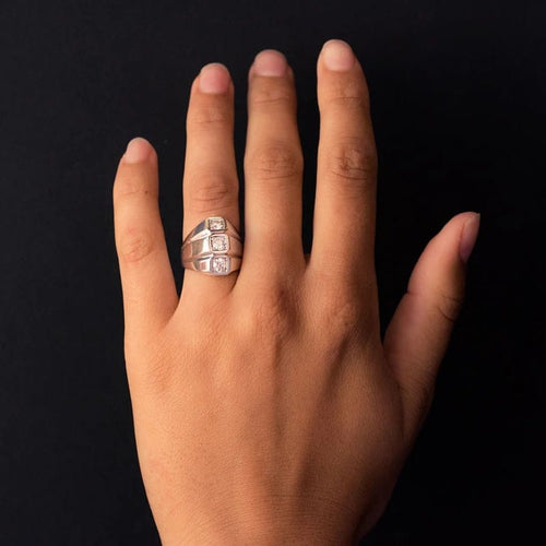 Bague 53 Bague moderniste en or blanc 18 carats et diamants 58 Facettes 20-203-50