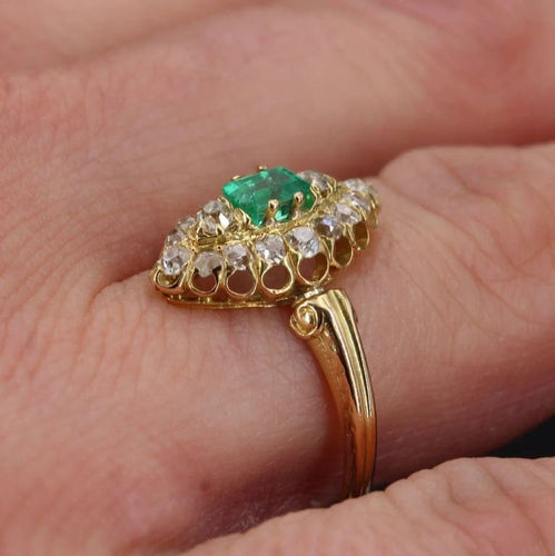 Bague 53 Bague marquise ancienne en or jaune 18 carats, émeraude et diamants 58 Facettes 20-608-48