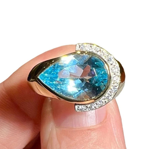 Bague 60 Bague en or jaune 18 carats avec topaze bleue poire et diamants 58 Facettes 7861 A