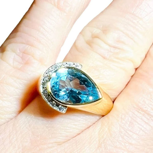 Bague 60 Bague en or jaune 18 carats avec topaze bleue poire et diamants 58 Facettes 7861 A