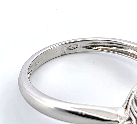 Bague Bague en or blanc avec saphir ovale et diamants 58 Facettes 68/i
