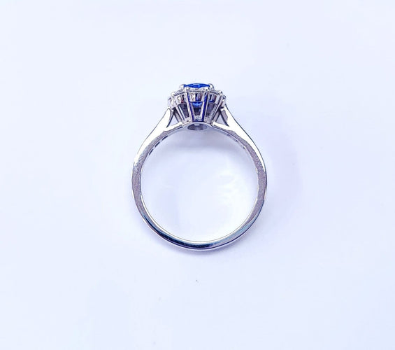 Bague 55 Bague marguerite saphir en or blanc 18K et diamants 58 Facettes BAG.MARGT.S.LIGNE