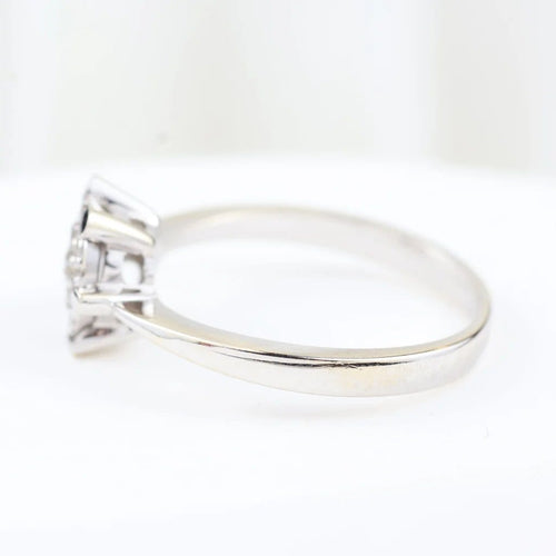 Bague 57 Bague rosette en or blanc 18 carats et diamants taille brillant 0,28 ct 58 Facettes 159/24K
