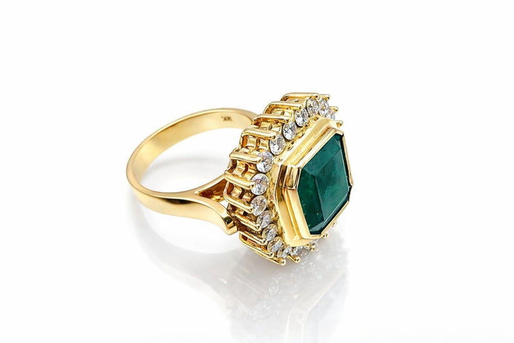 Bague 52 Bague en or jaune 18 ct, émeraude colombienne et diamants 58 Facettes 50418