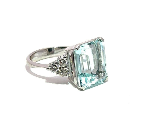 Bague 54 Bague aquamarine taille émeraude et diamants en or blanc 18k 58 Facettes 50423