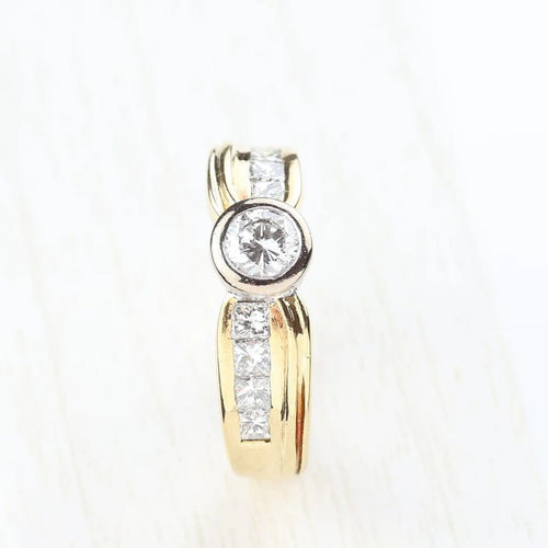 Bague 55 Bague en or jaune 18 carats sertie de diamants taille brillant et princesse 58 Facettes 129555D