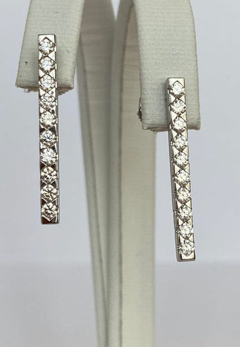 Boucles d'oreilles Alain Roure - Boucles d’oreilles pendantes en or blanc 18 ct et diamants 58 Facettes earrings