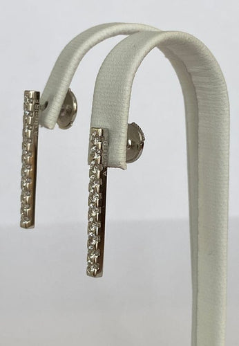 Boucles d'oreilles Alain Roure - Boucles d’oreilles pendantes en or blanc 18 ct et diamants 58 Facettes earrings