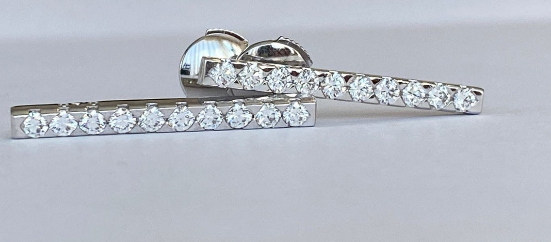 Boucles d'oreilles Alain Roure - Boucles d’oreilles pendantes en or blanc 18 ct et diamants 58 Facettes earrings