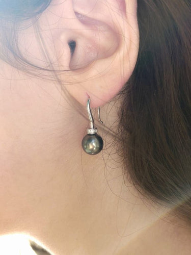 Boucles d'oreilles Boucles d’oreilles en or blanc 18 carats, perles de Tahiti et diamants 58 Facettes 1716762