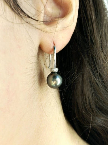 Boucles d'oreilles Boucles d’oreilles en or blanc 18 carats, perles de Tahiti et diamants 58 Facettes 1716762