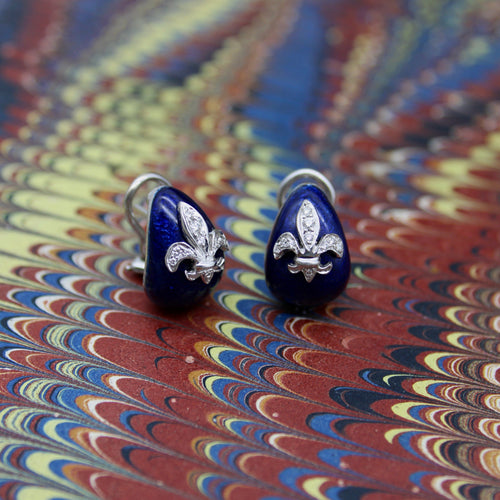 Boucles d'oreilles Hidalgo - Boucles d’oreilles fleur-de-lis en or blanc 18K, émail et diamants 58 Facettes