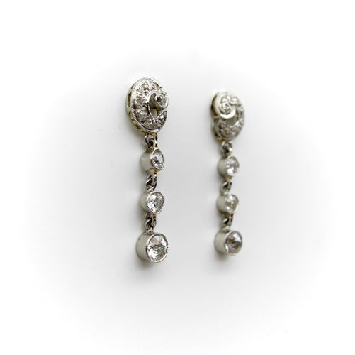 Boucles d'oreilles Époque édouardienne - Boucles d’oreilles pendantes en platine et diamants 58 Facettes A1001U