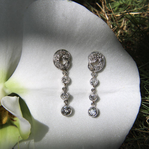 Boucles d'oreilles Époque édouardienne - Boucles d’oreilles pendantes en platine et diamants 58 Facettes A1001U