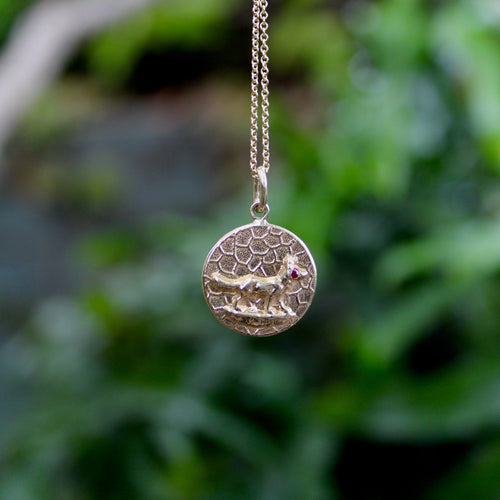 Pendentif Cute as a Button - Pendentif médaille renard en or 14K avec rubis 58 Facettes