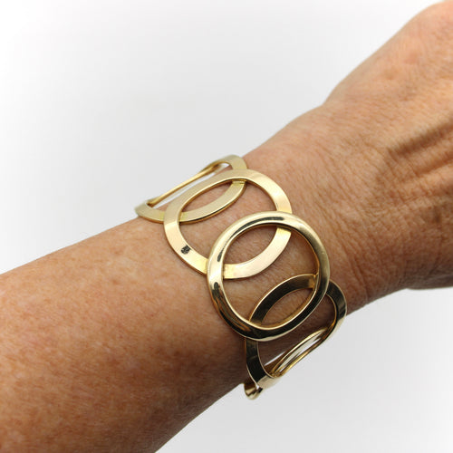 Bracelet Bracelet manchette moderniste motif cercles en or 18K, vers 1970 58 Facettes