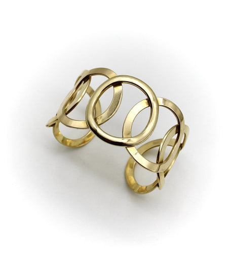 Bracelet Bracelet manchette moderniste motif cercles en or 18K, vers 1970 58 Facettes