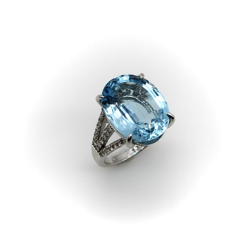 Bague Bague en or blanc 14K avec topaze bleue et diamants 58 Facettes