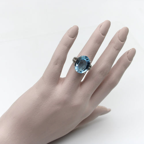 Bague Bague en or blanc 14K avec topaze bleue et diamants 58 Facettes
