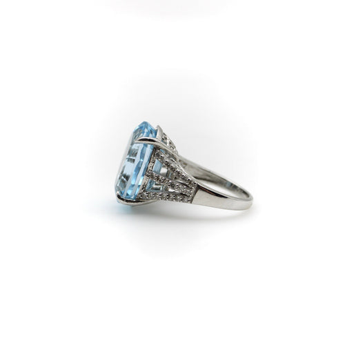 Bague Bague en or blanc 14K avec topaze bleue et diamants 58 Facettes
