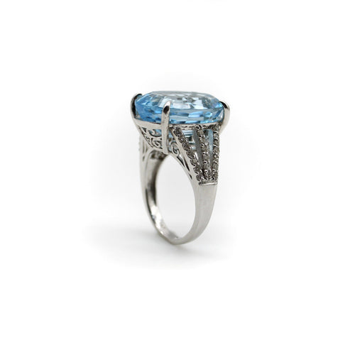 Bague Bague en or blanc 14K avec topaze bleue et diamants 58 Facettes