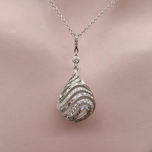 Collier Collier pendentif goutte en cristal de roche et diamants en or blanc 18k 58 Facettes A10028