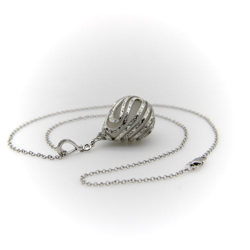 Collier Collier pendentif goutte en cristal de roche et diamants en or blanc 18k 58 Facettes A10028