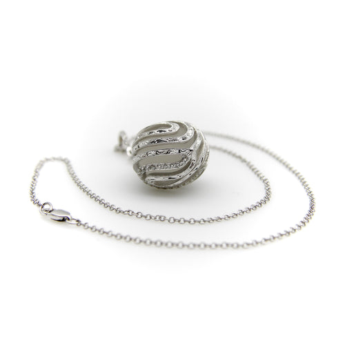 Collier Collier pendentif goutte en cristal de roche et diamants en or blanc 18k 58 Facettes A10028