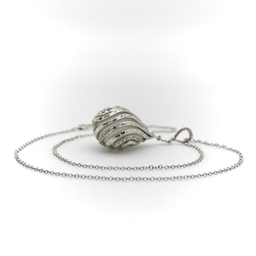 Collier Collier pendentif goutte en cristal de roche et diamants en or blanc 18k 58 Facettes A10028