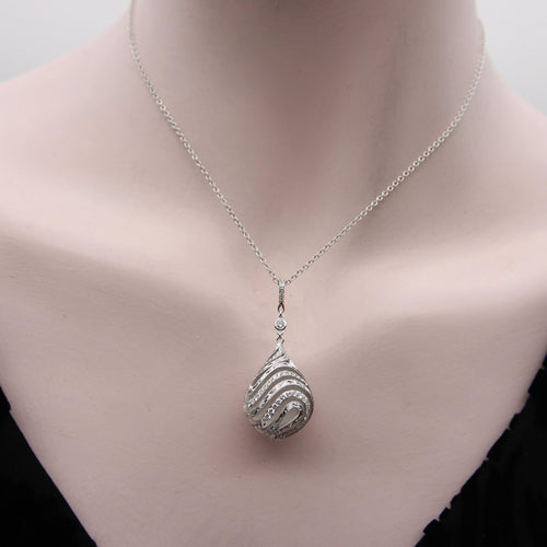 Collier Collier pendentif goutte en or blanc 18K, diamants et cristal de roche 58 Facettes A10029