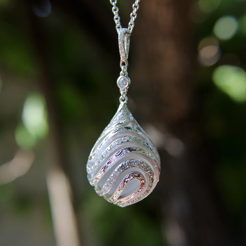 Collier Collier pendentif goutte en or blanc 18K, diamants et cristal de roche 58 Facettes A10029