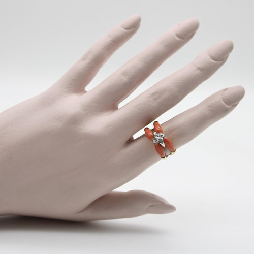 Bague 56 Bague moderniste en or 14K, corail et diamants 58 Facettes A1000D