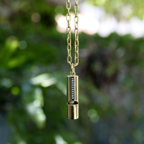 Sifflet signature en or 18k avec ligne de diamants et perle 58 Facettes A2003S