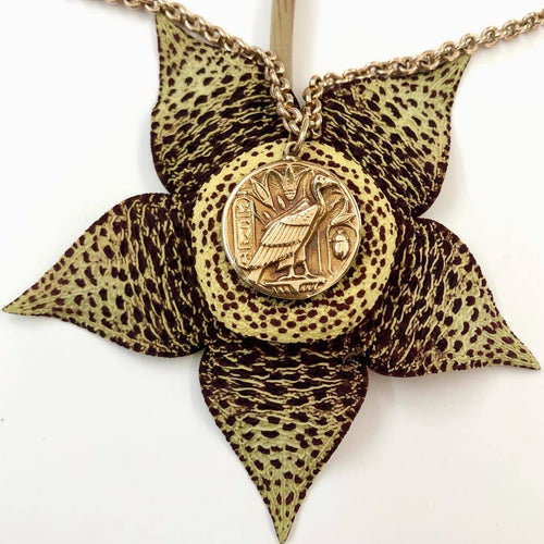 Pendentif 14K - Pendentif charm médaillon en or jaune, vautour Nekhbet 58 Facettes