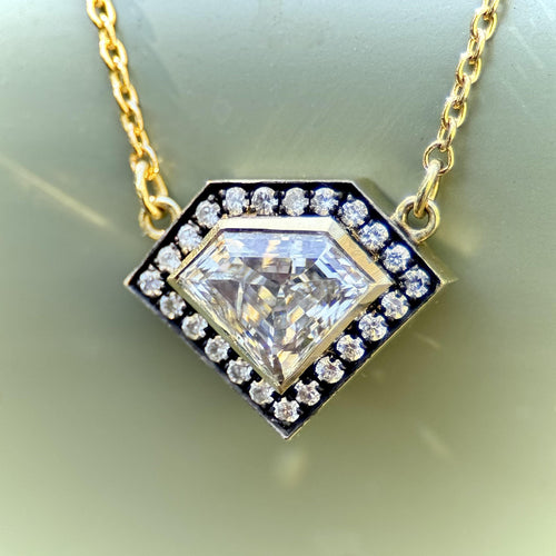 Pendentif Signature Collection - Pendentif bouclier en or 18k et diamants 58 Facettes A1001Z