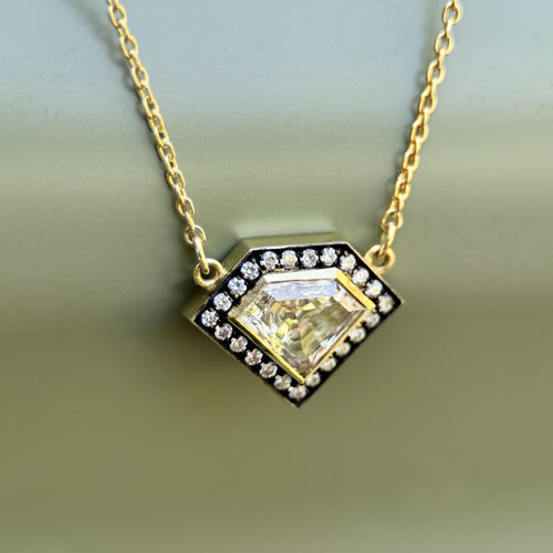 Pendentif Signature Collection - Pendentif bouclier en or 18k et diamants 58 Facettes A1001Z