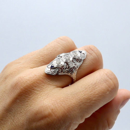 Bague 56 Art déco - Bague navette en or blanc 18 carats, diamants et saphirs 58 Facettes