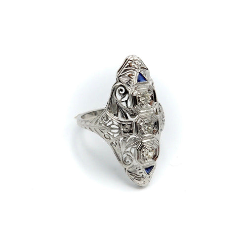 Bague 56 Art déco - Bague navette en or blanc 18 carats, diamants et saphirs 58 Facettes