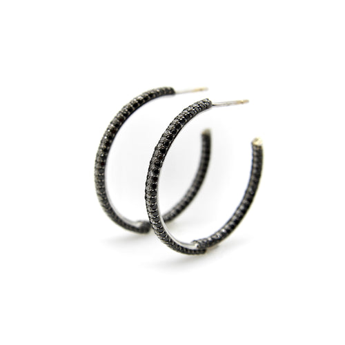 Boucles d'oreilles Boucles d’oreilles créoles en or blanc 18k et diamants noirs et blancs 58 Facettes A10020