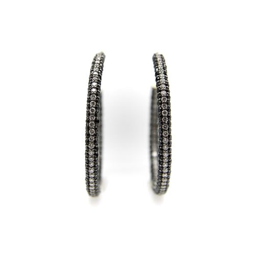 Boucles d'oreilles Boucles d’oreilles créoles en or blanc 18k et diamants noirs et blancs 58 Facettes A10020