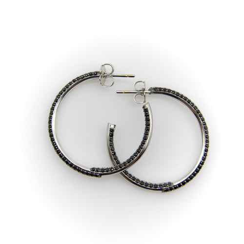 Boucles d'oreilles Boucles d’oreilles créoles en or blanc 18k et diamants noirs et blancs 58 Facettes A10020