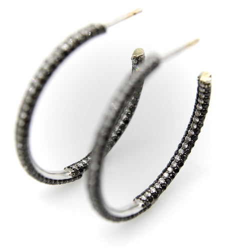 Boucles d'oreilles Boucles d’oreilles créoles en or blanc 18k et diamants noirs et blancs 58 Facettes A10020