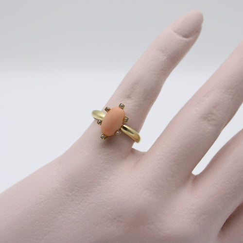 Bague 50 Bague victorienne - Cabochon de corail rose et diamants en or 14 carats 58 Facettes