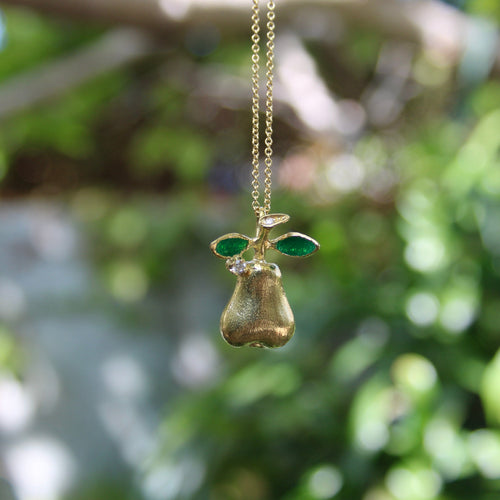 Pendentif Charm poire vintage en or 18k, diamants et émail vert 58 Facettes